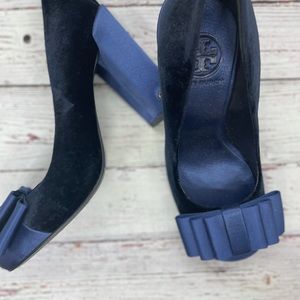 TORY BURCH blue velvet and satin pumps size 6.5